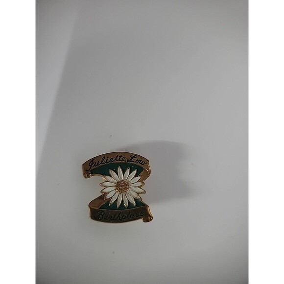 Vintage Juliette Low Birthplace Girl Scouts of America Gold Tone Flower Jewelry - Picture 1 of 9